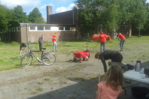 Opschoonactie omgeving voormalige schoolgebouwen in de wijk Lootuinen